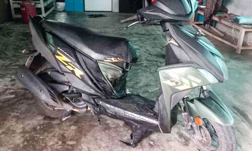 വീ​ട്ടു​മു​റ്റ​ത്ത് നി​ർ​ത്തി​യി​ട്ട സ്കൂട്ടർ ക​ത്തി​ച്ചു