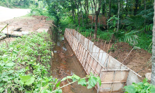 അധികൃതരെ തെറ്റിദ്ധരിപ്പിച്ചെന്ന് ആക്ഷേപം; സ്വകാര്യ വ്യക്തിയുടെ പുരയിടത്തിന് സര്ക്കാര് ഫണ്ടുപയോഗിച്ച് സംരക്ഷണഭിത്തി നിർമാണം അധികൃതരെ തെറ്റിദ്ധരിപ്പിച്ചെന്ന് ആക്ഷേപം; സ്വകാര്യ വ്യക്തിയുടെ പുരയിടത്തിന് സര്ക്കാര് ഫണ്ടുപയോഗിച്ച് സംരക്ഷണഭിത്തി നിർമാണം