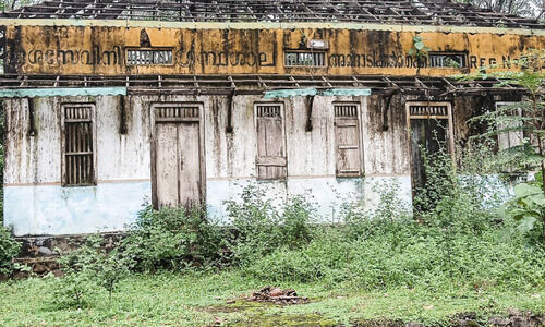 കെട്ടിടം ജീർണിച്ചു, പുസ്തകങ്ങൾ ചിതലരിച്ചു; അ​ങ്ങാ​ടി​ക്ക​ൽ തെ​ക്ക് ദേശസേവിനി ഗ്രന്ഥശാല പൂർണനാശത്തിലേക്ക്