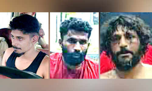 കല്യാണ സംഘത്തിൻറെ വാഹനത്തിനു നേരെ പടക്കം എറിഞ്ഞ പ്രതികളെ സാഹസികമായി പിടികൂടി പൊലീസ് കല്യാണ സംഘത്തിൻറെ വാഹനത്തിനു നേരെ പടക്കം എറിഞ്ഞ പ്രതികളെ സാഹസികമായി പിടികൂടി പൊലീസ്