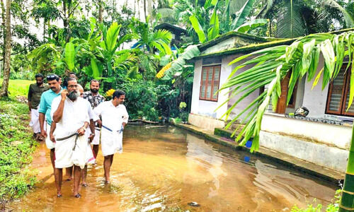 കുടിവെള്ളവും റോഡുമില്ല; കാരയാട് ഹനുമാൻ കുനി നിവാസികൾ ദുരിതത്തിൽ