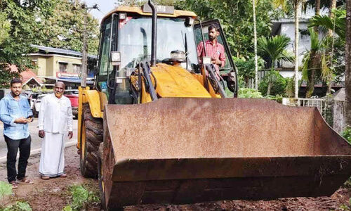 പൊ​ലീ​സ് പി​ടി​ച്ചെ​ടു​ത്ത മ​ണ്ണു​മാ​ന്തി യ​ന്ത്രം ഒ​ടു​വി​ൽ ത​ങ്ക​രാ​ജി​ന്