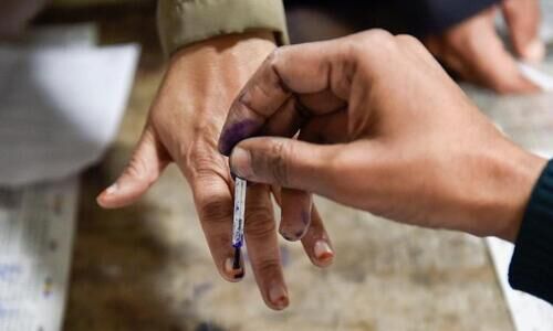 കളമശ്ശേരിയിലെ 647പേർക്ക് വോട്ട് ചെരിപ്പുകടയിൽ