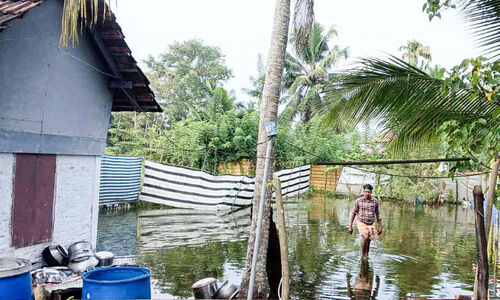 വേലിയേറ്റത്തിൽ കായൽതീരങ്ങൾ വെള്ളത്തിൽ;  ദുരിതത്തിലാകുന്നത് രണ്ടായിരത്തിലധികം കുടുംബങ്ങൾ