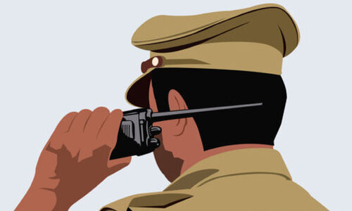 കീശയിൽനിന്ന്​ പണമെടുത്ത്​ പിഴ അടക്കില്ലെന്ന്​ പൊലീസുകാർ; നാണക്കേട്​ ഒഴിവാക്കാൻ ശ്രമം