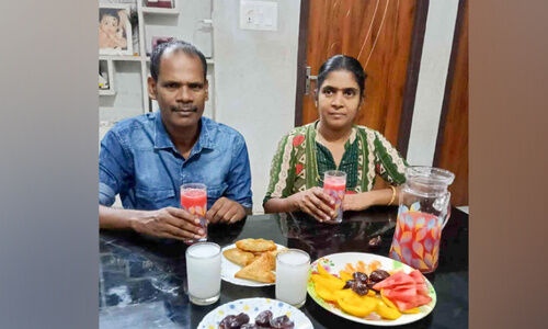 വ്രതശുദ്ധിയില് ശശിധരനും കുടുംബത്തിനും പത്താണ്ടിന്റെ പെരുന്നാള് നിറവ് വ്രതശുദ്ധിയില് ശശിധരനും കുടുംബത്തിനും പത്താണ്ടിന്റെ പെരുന്നാള് നിറവ്