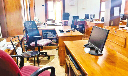 അ​ങ്ങാ​ടി​പ്പു​റം പ​ഞ്ചാ​യ​ത്ത് ഓ​ഫി​സി​ലെ​ത്തു​ന്ന​വ​രെ കാ​ത്ത് ഒ​ഴി​ഞ്ഞ ക​സേ​ര​ക​ൾ