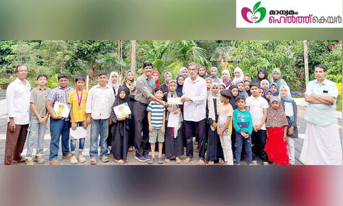 മാ​ധ്യ​മം’ ഹെ​ൽ​ത്ത് കെ​യ​റി​ന് അ​യി​ന്തൂ​ർ ഹി​റ ലേ​ർ​ണി​ങ് സെ​ന്റ​ർ വി​ദ്യാ​ർ​ഥി​ക​ളു​ടെ സ​ഹാ​യ​ഹ​സ്തം