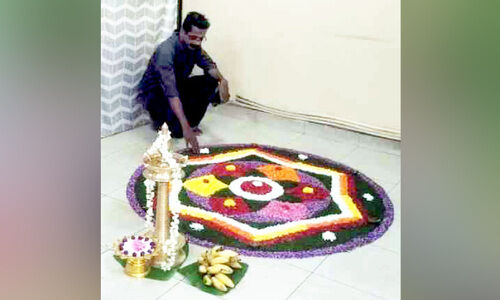 പൂ​ക്ക​ളം ഒരുക്കാൻ ചി​ത്ര​കാ​ര​ന്മാ​രും