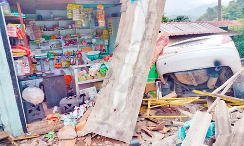 കാ​ർ ക​ട​യി​ലേ​ക്ക് പാ​ഞ്ഞു ക​യ​റി 14കാ​ര​ന് പ​രി​ക്ക്