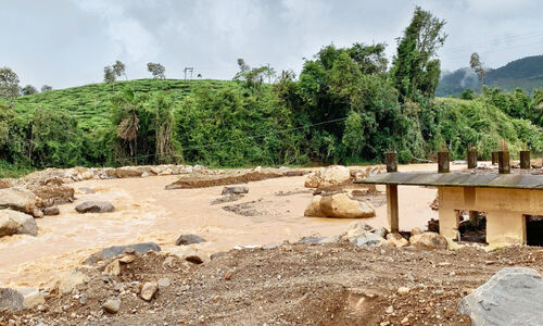 ചൂരൽമല പുഴയിൽ ശക്തമായ നീരൊഴുക്ക്; നാട്ടുകാർ ഭീതിയിൽ; രണ്ടു ദിവസമായി പ്രദേശത്ത് വൈദ്യുതിയില്ല ചൂരൽമല പുഴയിൽ ശക്തമായ നീരൊഴുക്ക്; നാട്ടുകാർ ഭീതിയിൽ; രണ്ടു ദിവസമായി പ്രദേശത്ത് വൈദ്യുതിയില്ല