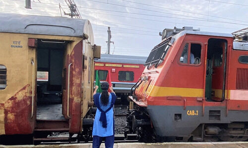 ലോക്കോ പൈലറ്റുമാരുടെ സമരം; ഗുഡ്സ് ട്രെയിനുകൾക്ക് നിയന്ത്രണം ലോക്കോ പൈലറ്റുമാരുടെ സമരം; ഗുഡ്സ് ട്രെയിനുകൾക്ക് നിയന്ത്രണം