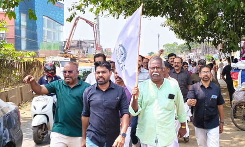 പയ്യോളി ടൗണിൽ ലഹരിക്കടിമയായ യുവാവിന്റെ പരാക്രമം; വ്യാപാരികളെ ആക്രമിച്ച് പരിക്കേൽപിച്ചു പയ്യോളി ടൗണിൽ ലഹരിക്കടിമയായ യുവാവിന്റെ പരാക്രമം; വ്യാപാരികളെ ആക്രമിച്ച് പരിക്കേൽപിച്ചു