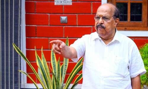 കാ​​ൽ​​ചു​​വ​​ട്ടി​ലെ ചു​​വ​​ന്ന മ​​ണ്ണ്​