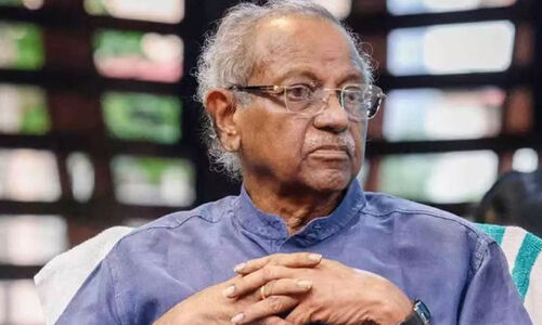 അവർ മുണ്ടുടുക്കാതെ തെരുവിൽ നടക്കുന്നു