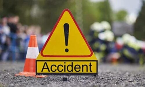 വ​ള​വ​ന്നൂ​ർ സ്വ​ദേ​ശി​ക​ളാ​യ കു​ടും​ബം സ​ഞ്ച​രി​ച്ച കാ​ർ ഊ​ട്ടി​ക്ക് സ​മീ​പം കൊ​ക്ക​യി​ലേ​ക്ക് മ​റി​ഞ്ഞു