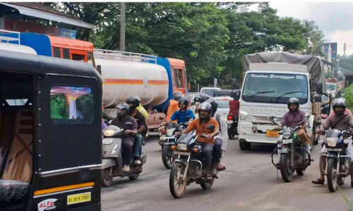 ഓ​ണ​പ്പാ​ച്ചി​ലി​ൽ കു​രു​ക്കി​ല​മ​ർ​ന്ന് അ​ങ്ങാ​ടി​പ്പു​റം