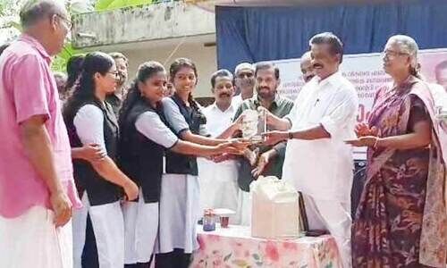 പു​സ്ത​ക​ങ്ങ​ളു​മാ​യി ചേ​ല​ക്ക​ര​യി​ൽ അ​ക്ഷ​ര വാ​ഹി​നി​യു​ടെ യാ​ത്ര