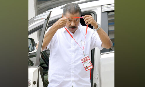 പിണറായി രേഖക്ക് പാർട്ടി പിന്തുണ പിണറായി രേഖക്ക് പാർട്ടി പിന്തുണ