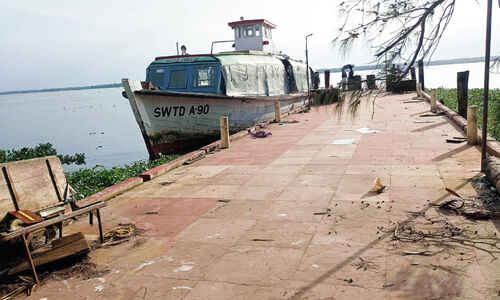 മുഖം മിനുക്കിയിട്ടും മാറാതെ വൈക്കം ബോട്ട് ജെട്ടി; വൈക്കം-തവണക്കടവിൽ സർവിസ് നടത്തുന്നത് പഴയ തടിബോട്ട് മുഖം മിനുക്കിയിട്ടും മാറാതെ വൈക്കം ബോട്ട് ജെട്ടി; വൈക്കം-തവണക്കടവിൽ സർവിസ് നടത്തുന്നത് പഴയ തടിബോട്ട്