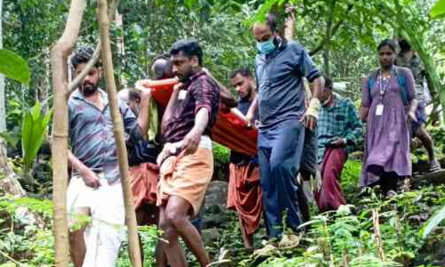 റോ​ഡി​ല്ല; ആ​ദി​വാ​സി ഉ​ന്ന​തി​യി​ൽനി​ന്ന് രോ​ഗി​യെ ചു​മ​ന്ന് കൊ​ണ്ടുപോ​യ​ത് അ​ര കി​ലോ​മീ​റ്റ​ർ ദൂ​രം