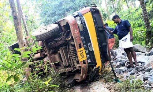 ലോറിയും കെ.എസ്.ആർ.ടി.സി ബസും കൂട്ടിയിടിച്ച് 11 പേർക്കു പരിക്ക്