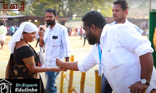 കശുവണ്ടി വ്യവസായത്തിന് 100 വയസ്; കലോത്സവ നഗരിയിൽ കശുവണ്ടി നൽകി പ്രതിഷേധം