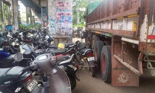 റെയിൽവേ സ്റ്റേഷൻ റോഡിലെ ബൈക്ക് പാർക്കിങ്: ലോറി കുടുങ്ങി റെയിൽവേ സ്റ്റേഷൻ റോഡിലെ ബൈക്ക് പാർക്കിങ്: ലോറി കുടുങ്ങി