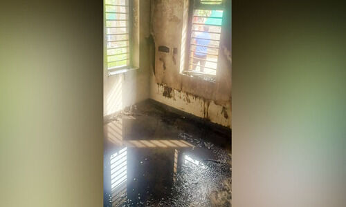 ചാർജ് ചെയ്യാൻ വെച്ച ടോർച്ച് പൊട്ടിത്തെറിച്ച് കിടപ്പ് മുറിക്ക് തീപിടിച്ചു