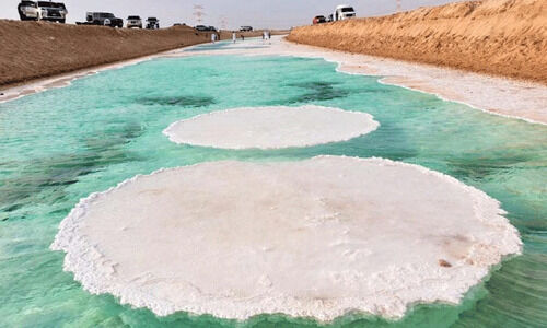 കരിനീല കണ്ണുള്ള ഉപ്പ് തടാകം കരിനീല കണ്ണുള്ള ഉപ്പ് തടാകം