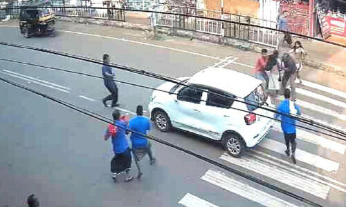 സീ​ബ്ര ലൈ​നി​ൽ കു​ട്ടി​ക​ളെ   ഇ​ടി​ച്ചു​തെ​റി​പ്പി​ച്ച് കാ​ർ