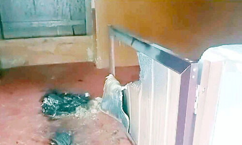 വീടിന് തീയിട്ട് ഭാര്യയെയും ഭാര്യാമാതാവിനെയും കൊലപ്പെടുത്താൻ ശ്രമം വീടിന് തീയിട്ട് ഭാര്യയെയും ഭാര്യാമാതാവിനെയും കൊലപ്പെടുത്താൻ ശ്രമം