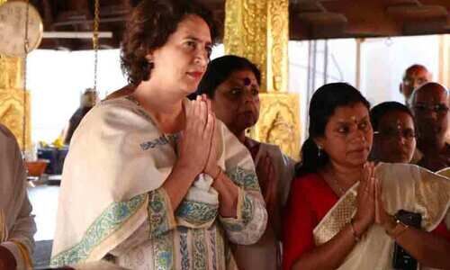 അച്ഛനലിഞ്ഞ മണ്ണിൽ ഓർമകളിലേക്ക് പാദമൂന്നി പ്രിയങ്ക