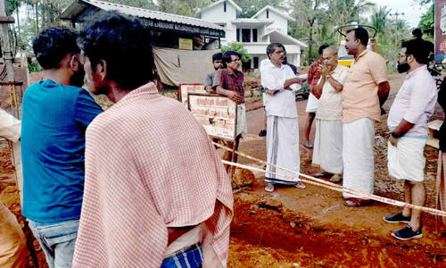 കുടിവെള്ള പദ്ധതിക്ക് അശാസ്ത്രീയ പൈപ്പിടൽ; നാട്ടുകാർ തടഞ്ഞു