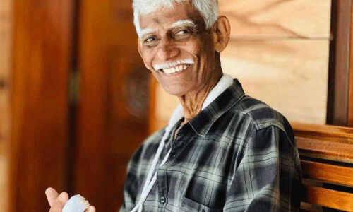 ടെറസിൽനിന്ന് താഴേക്കുപതിച്ച മകളെ കോരിയെടുത്ത് മുസ്തഫ ടെറസിൽനിന്ന് താഴേക്കുപതിച്ച മകളെ കോരിയെടുത്ത് മുസ്തഫ