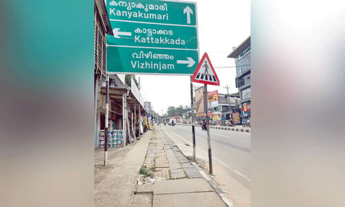 നടപ്പാതയിലെ കുഴികൾ; ബാലരാമപുരം ജങ്​ഷനിൽ​ കാൽനട അസാധ്യം