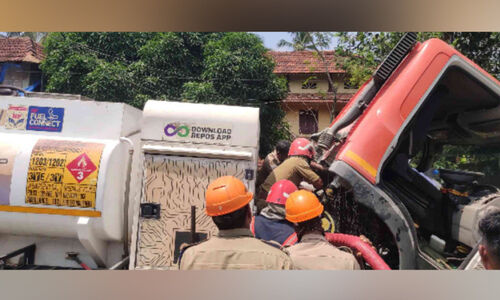 ചെ​റു​വ​ണ്ണൂ​രി​ൽ ഡീ​സ​ൽ ടാ​ങ്ക​ർ ലോ​റി മറിഞ്ഞ് തീപിടിത്തം; ഒഴിവായത് വൻദുരന്തം