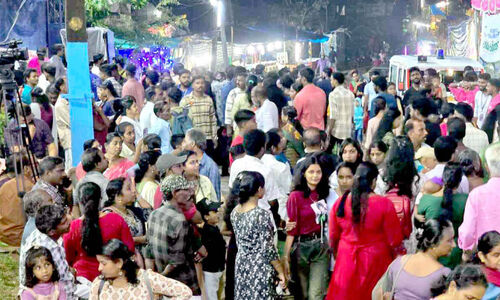 തെക്കന്‍ കുരിശുമല കാല്‍വരിയാക്കി ലക്ഷങ്ങള്‍ മലകയറി