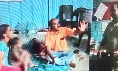 ​​വോൾട്ടേജ്​ ക്ഷാമം; രാത്രി മുഴുവൻ കെ.എസ്​.ഇ.ബി ഓഫിസിൽ കുത്തിയിരുന്ന്​ പ്രതിഷേധിച്ച്​ കുടുംബം