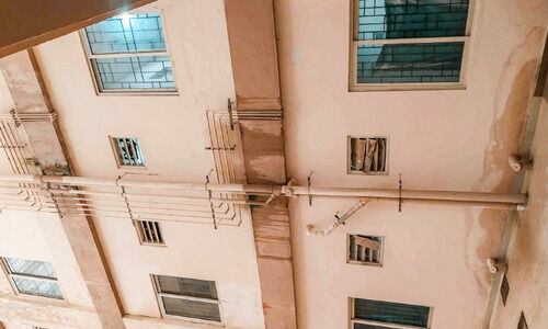 മൂ​ക്ക്​ പൊ​ത്തി കോ​ന്നി; പൊ​ട്ടി​യൊ​ഴു​കി ശൗ​ചാ​ല​യം