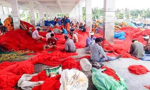 നഷ്ടം ആവർത്തിക്കുമ്പോഴും പ്രശ്നത്തിന് പരിഹാരമില്ല; കണ്ടെയ്നറുകൾകൊണ്ട് പൊറുതിമുട്ടി മത്സ്യത്തൊഴിലാളികൾ