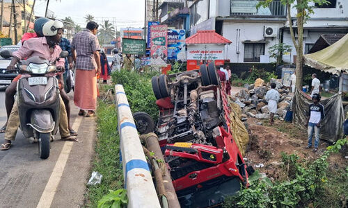 പാലത്തിന്റെ കൈവരി തകർത്ത് ലോറി തോട്ടിലേക്ക് മറിഞ്ഞു; അപകടത്തിൽപ്പെട്ടത് മൈദ കയറ്റിവന്ന ലോറി പാലത്തിന്റെ കൈവരി തകർത്ത് ലോറി തോട്ടിലേക്ക് മറിഞ്ഞു; അപകടത്തിൽപ്പെട്ടത് മൈദ കയറ്റിവന്ന ലോറി