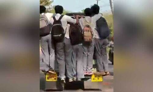 യാത്രാദുരിതത്തിന് അറുതിയില്ല; ജീപ്പിൽ തൂങ്ങിയാടി വിദ്യാർഥികൾ യാത്രാദുരിതത്തിന് അറുതിയില്ല; ജീപ്പിൽ തൂങ്ങിയാടി വിദ്യാർഥികൾ