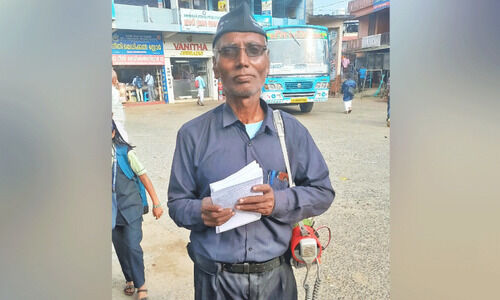 ഗോ​പാ​ൽ സ്വ​രൂ​പ് ഗാ​ന്ധി വോ​ട്ട് തേ​ടി ഗ്രാ​മ​ങ്ങ​ളി​ൽ