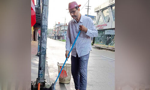 ദിവസവും നേരം വെളുത്താൽ റോഡും ടൗണും അടിച്ചു വാരി നീറ്റാക്കും സുനീറ്റ് റഹ്മാൻ