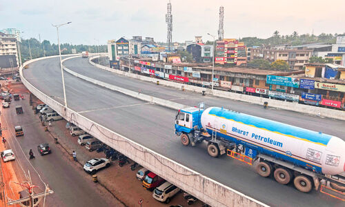 ഒറ്റത്തൂൺ പാലത്തിൽ വാഹനം ഓടിത്തുടങ്ങി; ജില്ലക്ക് അഭിമാന നിമിഷം