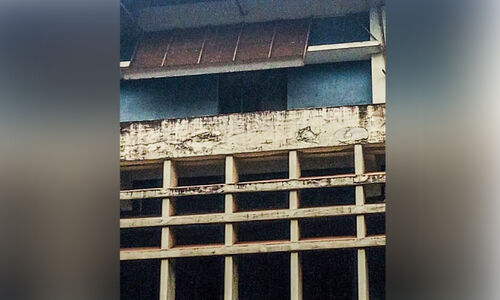 മെഡിക്കൽ കോളജ്​; മേൽക്കൂരയിലെ സിമന്‍റ്​ പാളി വീഴാറായ നിലയിൽ
