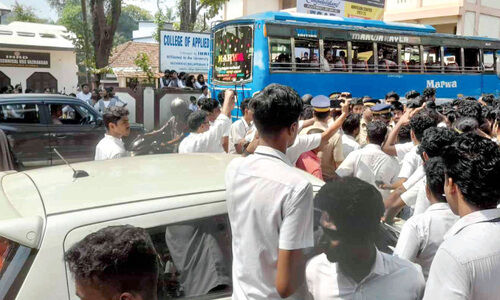 വിദ്യാർഥിനിയെ തള്ളിയിട്ടതായി പരാതി; വിദ്യാർഥികൾ ബസ് തടഞ്ഞു വിദ്യാർഥിനിയെ തള്ളിയിട്ടതായി പരാതി; വിദ്യാർഥികൾ ബസ് തടഞ്ഞു