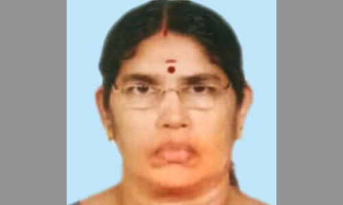 ആംബുലൻസുമായി കൂട്ടിയിടിച്ച് സ്കൂട്ടർ യാത്രക്കാരി മരിച്ചു ആംബുലൻസുമായി കൂട്ടിയിടിച്ച് സ്കൂട്ടർ യാത്രക്കാരി മരിച്ചു