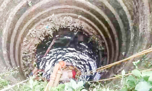 വയോധിക കിണറ്റില്‍ വീണു: രക്ഷിക്കാനിറങ്ങിയ രണ്ട് യുവാക്കളും കുടുങ്ങി; രക്ഷകരായി അഗ്നിരക്ഷ സേന